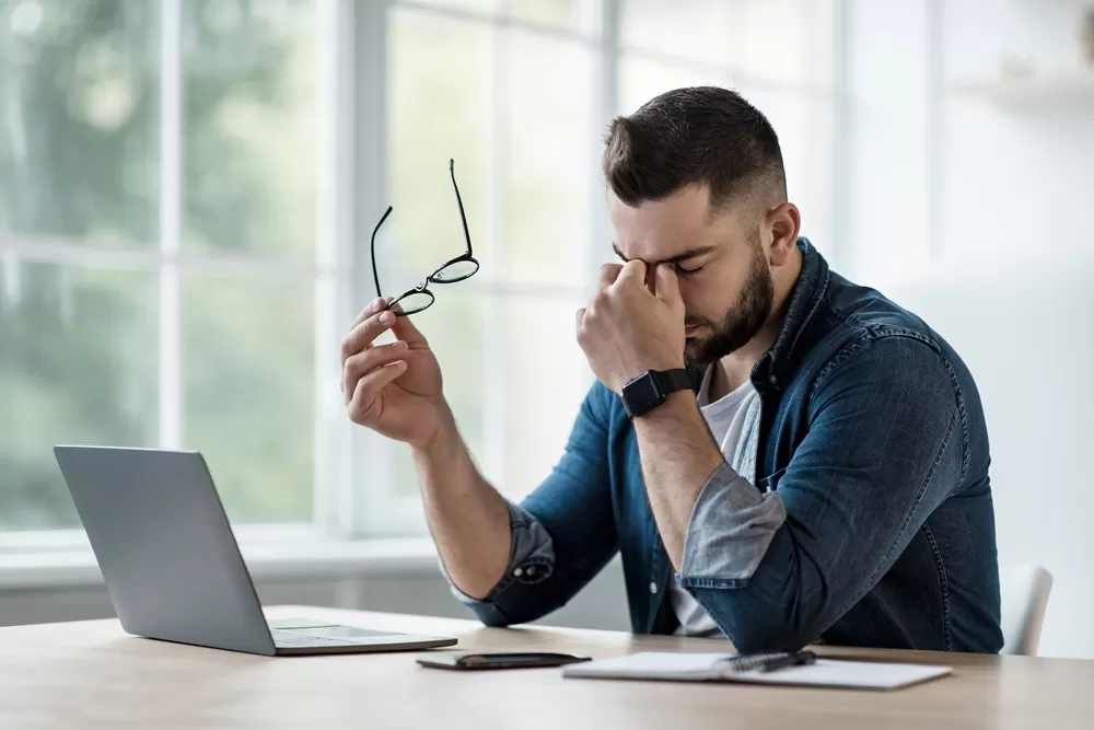 Persona relajada trabajando con buena ergonomía